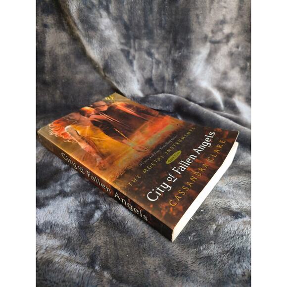 City of fallen Angels By Cassandra Clare (Book 4) The Mortal Instruments) - Picture 2 of 4